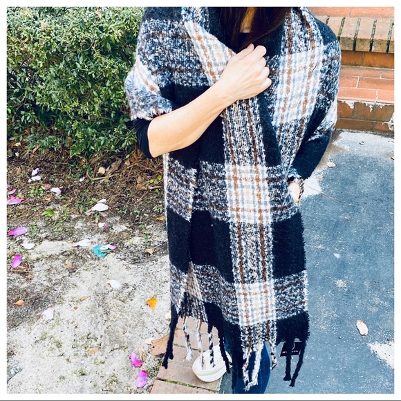 Gorgeous soft oversized shawl/scarf fringed - Picture 6 of 6